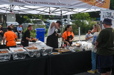 Toronto, ON, Kanada - 13 Eylül 2025: Bloor Ukrayna Festivali 'nde gıda satıcıları Toronto' daki açık hava pazar kutlamalarında sıcak uluslararası sokak yemekleri dağıtıyor