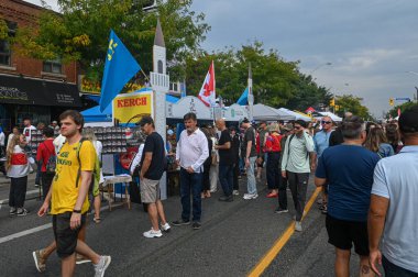Toronto, ON, Kanada - 13 Eylül 2025: Bloor Ukrayna sokak festivalinde eğlenen insanlar, Ukrayna ve Kanada bayraklarıyla tezgahların önünden geçerek, kültür ve topluluğu kutluyorlar