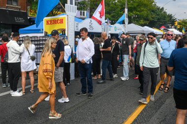 Toronto, ON, Kanada - 13 Eylül 2025: İnsanlar Ukrayna 'nın mirasını, toplumunu ve geleneklerini bayraklar ve sancaklarla kutlayan canlı bir kültür sokak festivalinin keyfini çıkarıyorlar