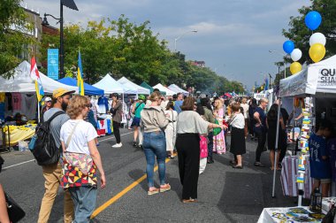 Toronto, ON, Kanada - 13 Eylül 2025: Ziyaretçiler, Toronto 'da düzenlenen Bloor Ukrayna Sokak Festivali 2025' te canlı kabinler, kültür gösterileri ve festival atmosferinin keyfini çıkarıyorlar