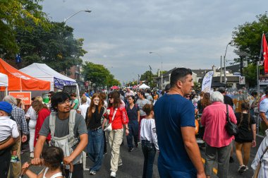 Toronto, ON, Kanada - 13 Eylül 2025: Toronto 'da Bloor Ukrayna Sokak Festivali kalabalık kalabalıklar, renkli tedarikçi çadırları, gıda tezgahları ve bulutların altında halk kutlamalarıyla