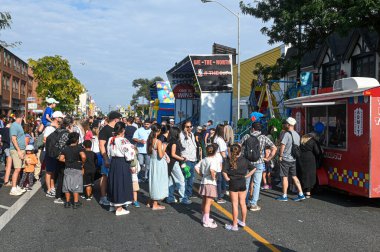 Toronto, ON, Kanada - 13 Eylül 2025: Toronto, Kanada 'da Bloor Ukrayna sokak festivalinde eğlenen insanlar, açık hava eğlencesi, oyunlar ve gıda satıcıları