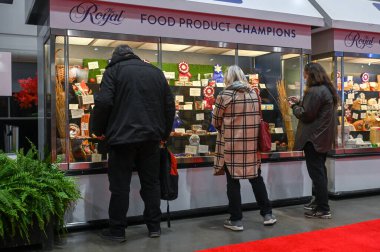 Toronto, ON, Kanada - 14 Kasım 2025: İnsanlar Kraliyet Tarım Fuarı Kış Fuarı 'nda sergilenen ödül kazanmış gıda ürünlerini gözlemliyorlar