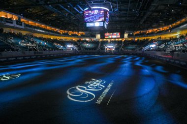 Toronto, ON, Kanada - 14 Kasım 2025: Kraliyet Tarım Fuarı kapalı alanda sahne ışıklandırması ve etkinlik markalaşması bir gösteri veya yarışma öncesinde zeminde sergileniyor