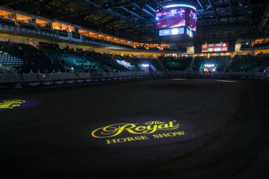 Toronto, ON, Kanada - 14 Kasım 2025: Toprak zeminde tahmini logosu olan Royal Horse Show Arena, bir etkinlik sırasında büyük bir binicilik sahası sergiliyor