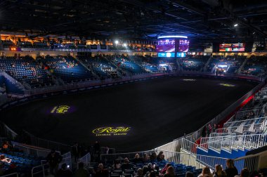 Toronto, ON, Kanada - 14 Kasım 2025: Toronto 'da düzenlenen atlama ve binicilik yarışmasını izleyen izleyicilerle dolu Kraliyet Tarım Kış Fuarı' nda kapalı alan