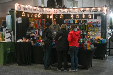 Toronto, ON, Kanada - 14 Kasım 2025: Müşteriler renkli çorap ve küçük hediyeler almak için perakende satış mağazalarında alışveriş yapıyorlar, bir ticaret fuarı sırasında satıcılarla meşgul oluyorlar