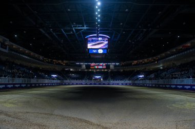 Toronto, ON, Kanada - 14 Kasım 2025: Kum pisti, tribünleri ve bayrakları olan boş binicilik arenası, gösteri atlama yarışmasına hazır