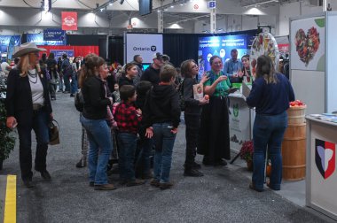 Toronto, ON, Kanada - 14 Kasım 2025: Kraliyet Tarım Kış Fuarı 'nda tarım ürünleri ve fırsatlarını araştıran ziyaretçiler