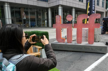 Toronto, ON, Kanada - 7 Eylül 2025: İkonik TIFF logosunu çekmek için akıllı telefonu kullanan kişi, festivalde sinema ve halka açık etkinliği kutluyor