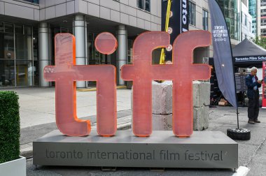 Toronto, ON, Kanada - 7 Eylül 2025: Toronto Uluslararası Film Festivali 'ni tanıtan büyük TIFF sokak tabelası
