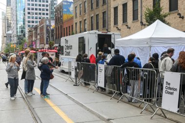 Toronto, ON, Kanada - 7 Eylül 2025: Toronto Uluslararası Film Festivali 'nde bir etkinlik için kuyrukta bekleyenler, canlı bir şehir sokak sahnesi yaratıyorlar