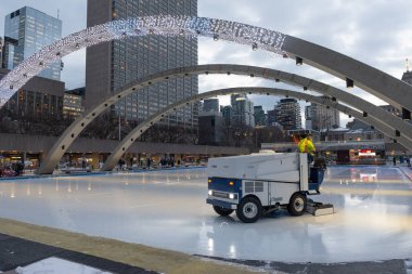 Toronto, ON, Kanada - 3 Aralık 2025: İşçi Nathan Phillips Meydanı 'nda kış tatili için halka açık bir buz pateni pisti hazırlıyor