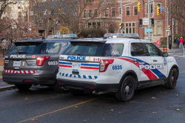 Toronto, ON, Kanada - 15 Ekim 2025: Şehir merkezindeki bir caddeye park etmiş iki Toronto Polisi SUV, kentsel güvenlik ve toplum tepkisini temsil ediyor