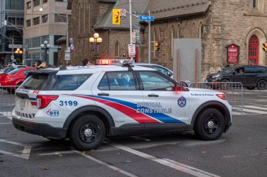 Toronto, ON, Kanada - 15 Ekim 2025: Toronto 'da bir şehir caddesinde park etmiş özel polis aracı, acil durum ışıkları yanıp sönüyor, güvenlik ve trafik kontrolü sağlıyor