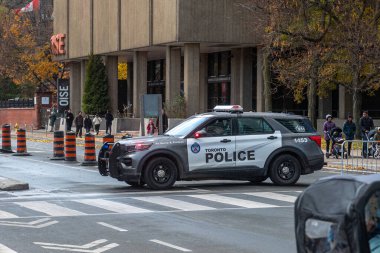 Toronto, ON, Kanada - 15 Ekim 2025: Toronto Polis Aracı şehir sokaklarına park etmiş, şehirde güvenlik ve polis varlığı sağlayan faal ışıkları olan
