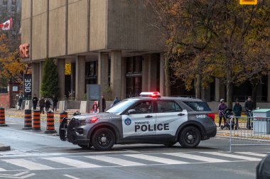 Toronto, ON, Kanada - 15 Ekim 2025: Toronto Polis Aracı işlek bir şehir caddesinde parlayan ışıklar, kentsel çevrede kamu güvenliğini ve emniyet güçlerini sağlama