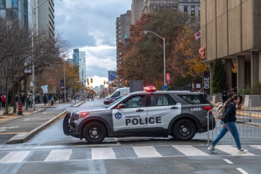 Toronto, ON, Kanada - 15 Ekim 2025 Toronto Polis Kruvazörü Toronto şehir merkezindeki yaya geçidinden geçen bir yaya geçidinde parlayan ışıklarla