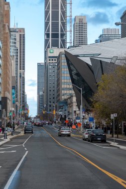 Toronto, ON, Kanada - 15 Ekim 2025: Toronto şehir merkezi boyunca uzanan sokak manzarası önde gelen bir müze binasının açısal ve modern mimarisine sahip