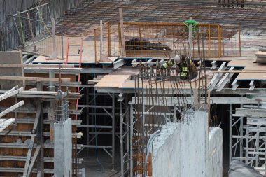 Toronto, ON, Kanada - 13 Eylül 2022: Toronto 'da inşaat halindeki bir evin şantiyesinde çalışan bir işçi, çok büyük bir konut sıkıntısı yaşıyor.