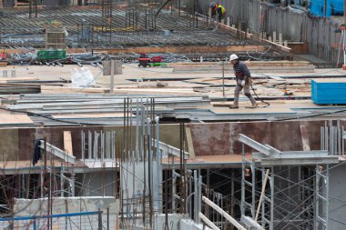 Toronto, ON, Kanada - 13 Eylül 2022: Toronto 'da inşaat halindeki bir evin şantiyesinde çalışan bir işçi, çok büyük bir konut sıkıntısı yaşıyor.