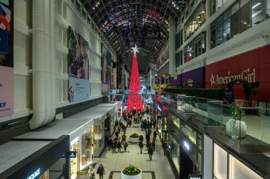 Toronto, ON, Kanada - 24 Aralık 2025: Alışverişçiler CF Eaton Merkezi 'nin çeşitli seviyelerinde geziniyorlar.