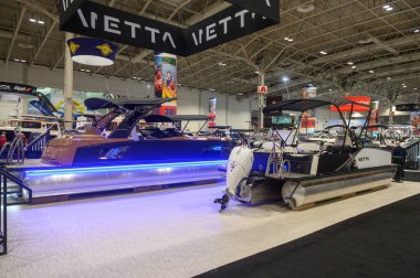 Toronto, ON, Kanada - 20 Ocak 2026: Büyük bir kapalı kongre merkezinde sergilenen yeni tekneler ve VETTA dubaları. Deniz sektörü tüketiciler için sergi
