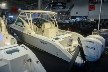 Toronto, ON, Kanada - 20 Ocak 2026: Toronto Uluslararası Denizcilik Meraklıları Tekne Fuarı 'nda iki Yamaha motorunun yer aldığı Yeni Takip botu