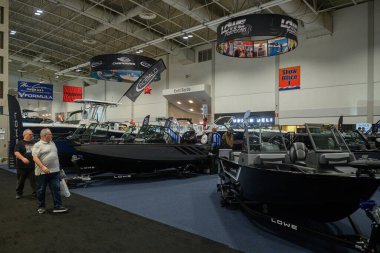 Toronto, ON, Kanada - 20 Ocak 2026: Geleneksel Toronto Uluslararası Tekne Fuarı zemininde çeşitli sürat tekneleri ve deniz donanımları sergilenen ziyaretçiler