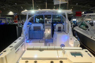Toronto, ON, Kanada - 20 Ocak 2026: Toronto Uluslararası Tekne Fuarı 'nda gösterge paneli, yolcu koltuğu ve yaşam boyu sürecek modern balıkçı teknesi iç mimarisi