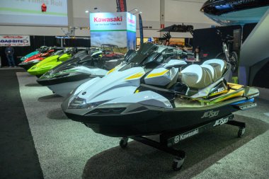 Toronto, ON, Kanada - 20 Ocak 2026: Yeni Kawasaki Jet Ski özel su araçları modern su üretim araçlarının sergilendiği kapalı bir tekne fuarında sergileniyor