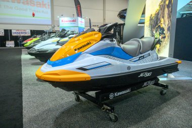 Toronto, ON, Kanada - 20 Ocak 2026: New Kawasaki Jet Ski modeli ST 160 kapalı bir tekne fuarında kişisel su aracı teknolojisi sergileniyor.