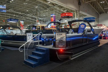 Toronto, ON, Kanada - 20 Ocak 2026: Toronto tekne fuarı ve ticaret etkinliğinde mavi ışıklı modern duba teknesi sergisi