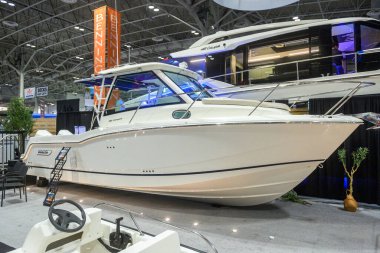 Toronto, ON, Kanada - 20 Ocak 2026: Toronto Uluslararası Boat Show 'da modern deniz eğlencesi sergilenen New Boston Whaler 350 Fetih teknesi