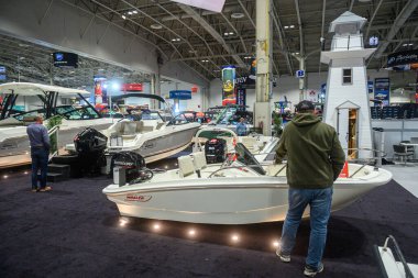 Toronto, ON, Kanada - 20 Ocak 2026: İnsanlar büyük bir kapalı sergi alanına geliyor, keşfediyor ve deniz gemilerini karşılaştırıyor. Tekne meraklıları ve endüstri için etkinlik