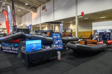 Toronto, ON, Kanada - 20 Ocak 2026: Pace Marine standında, büyük bir kapalı sergi salonunda katı şişme botlar ve deniz spor ekipmanları modelleri sergileniyor