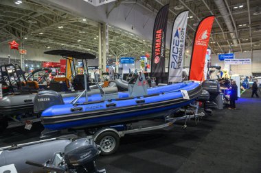 Toronto, ON, Kanada - 20 Ocak 2026: Deniz ürünleri ve hizmetlerinin yer aldığı büyük bir kapalı sergi salonunda şişme botlar sergilendi