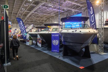Toronto, ON, Kanada - 20 Ocak 2026: Toronto Uluslararası Boat Show 'da sergilenen yeni tekneleri izleyen ziyaretçiler, deniz sanayii için kapalı bir sergi
