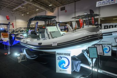 Toronto, ON, Kanada - 20 Ocak 2026: Beyaz sert şişirilebilir tekne bir kapalı sergi standında sergilendi, potansiyel alıcıları deniz ticaret fuarına çekti.