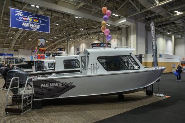 Toronto, ON, Kanada - 20 Ocak 2026: Hewescraft 210 Sea Runner botu kapalı bir tekne fuarında sergileniyor, deniz eğlence araçları ve eğlence endüstrisi sergileniyor