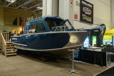 Toronto, ON, Kanada - 20 Ocak 2026: Mavi ve gümüş renkli Hewescraft teknesi bir deniz ticaret fuarında sergilendi.