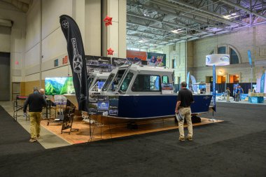 Toronto, ON, Kanada - 20 Ocak 2026: Kapalı bir tekne fuarında yeni tekne ve ürünleri keşfeden ziyaretçiler, deniz sanayiinin yenilikleri ve rekreasyonu sergileniyor