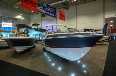 Toronto, ON, Kanada - 20 Ocak 2026: Yeni eğlence tekneleri ve lüks yatlar Toronto Uluslararası Boat Show 'da sergileniyor.