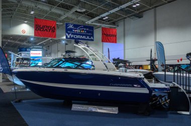 Toronto, ON, Kanada - 20 Ocak 2026: İç mekandaki Toronto Uluslararası Tekne Fuarı 'nda ziyaretçilerin ilgisini çeken, tasarım ve özelliklerini sergileyen Chaparral teknesi