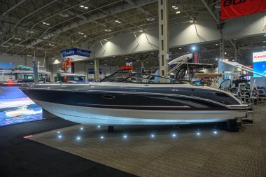 Toronto, ON, Kanada - 20 Ocak 2026: Yeni modern sürat teknesi Toronto Uluslararası Tekne Fuarı 'nda sergilendi.