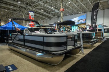 Toronto, ON, Kanada - 20 Ocak 2026: İnsanlar Toronto Uluslararası Tekne Fuarı 'nda yeni dubalara göz atıyorlar.