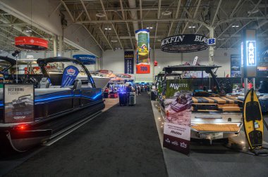 Toronto, ON, Kanada - 20 Ocak 2026: Toronto Uluslararası Boat Show 'da modern lüks duba tekneleri ve büyük bir sergi salonunda tekneler sergileniyor
