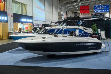 Toronto, ON, Kanada - 20 Ocak 2026: Kapalı sergi salonundaki çeşitli imalatçıların botları, deniz endüstrisi trendlerini ve ürünlerini meraklılara gösteriyor