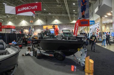 Toronto, ON, Kanada - 20 Ocak 2026: Toronto Uluslararası Boat Show 'da yeni tekne ve deniz ürünleri keşfeden insanlar, AlumaCraft markasına odaklanıyor