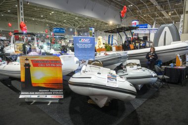 Toronto, ON, Kanada - 20 Ocak 2026: Tekneler ve deniz ekipmanları eğlence amaçlı tekne sanayisi için açılan kapalı bir sergide sergileniyor